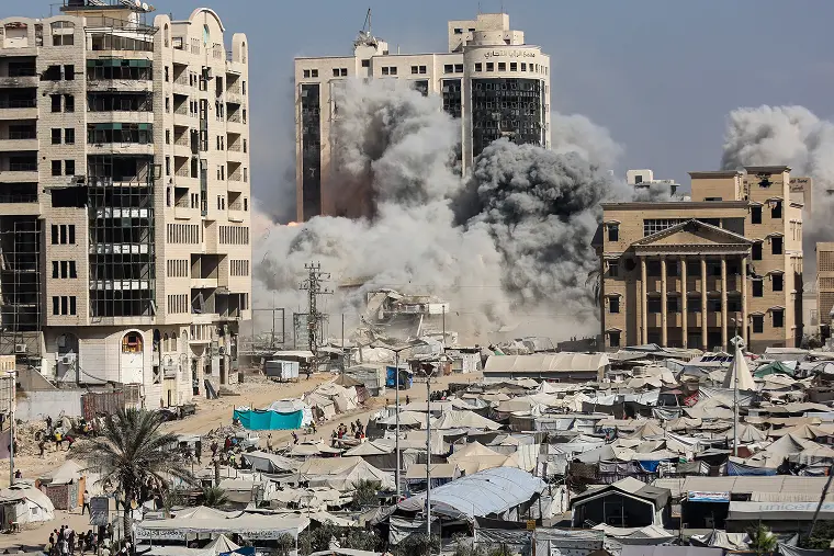 Displaced people camping on a beach near the Egyptian border in Rafah